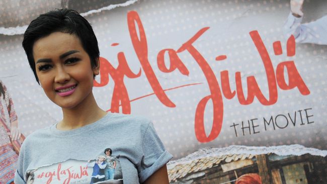 Kondisi Julia Perez semakin menurun, selebriti berbondong-bondong menjenguk ke Rumah Sakit Cipto Mangunkusumo tempat dia dirawat sejak Februari lalu.