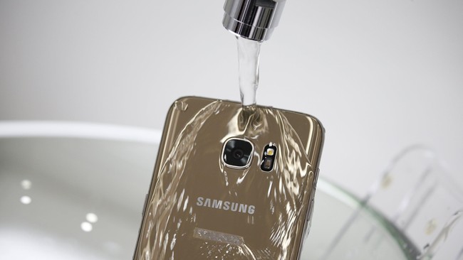 Rumor terbaru menyatakan, Galaxy S8 tidak akan memiliki tombol Home dan sensor fingerprint bakal terletak di bagian belakang bodi.