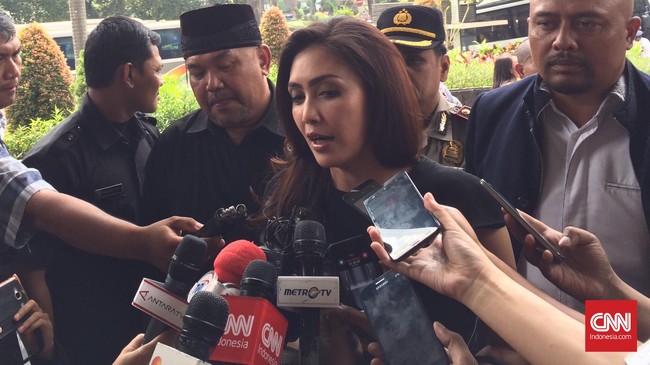 Presiden Joko Widodo disebut telah mengangkat 39 ribu pegawai tidak tetap di bidang kesehatan menjadi PNS dan mencari solusi bagi yang sudah di atas 35 tahun.