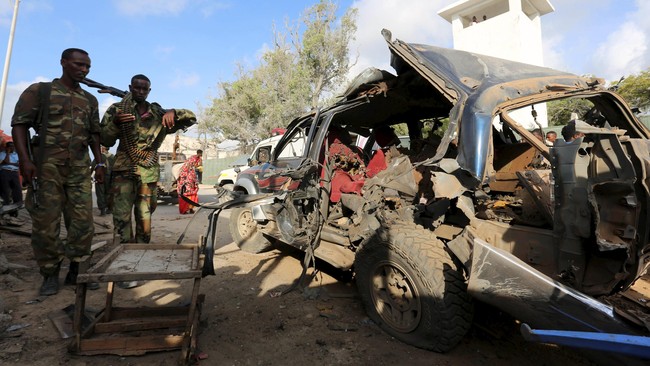 Seorang anggota kelompok militan Al Shabaab mengendarai mobil bermuatan bahan peledak dan menabrakannya ke Hotel Dayah, Mogadishu, Rabu (25/1).