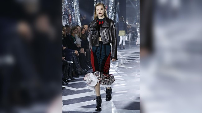 Futuristik, Sporty, dan Seksi ala Louis Vuitton