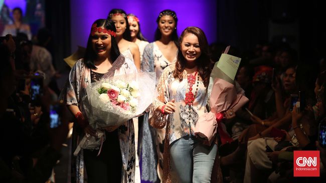 Bukan hanya para desainer mode yang beraksi di IFW 2016, melainkan juga para selebriti yang menjajal kemampuan mereka dalam merancang busana.
