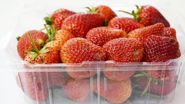 Laporan tahunan Environmental Working Group menempatkan stroberi di urutan teratas dari 48 jenis buah dan sayur konvensional yang diuji kandungan pestisidanya.