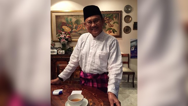 Meski sudah boleh pulang ke rumah, Presiden ketiga RI Bacharuddin Jusuf Habibie belum boleh menerima tamu. Cuma keluarga yang boleh menemuinya.