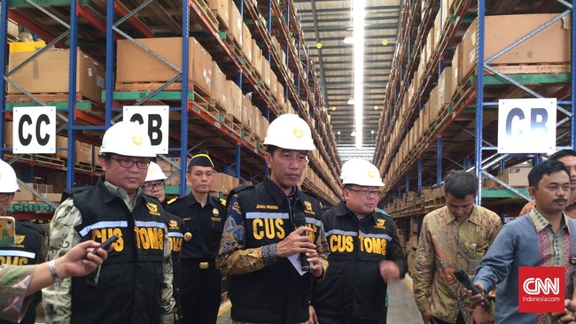 Presiden Jokowi menginstruksikan para menteri untuk melakukan apapun untuk menjadikan Indonesia pusat logistik terbesar di Asia Pasifik.