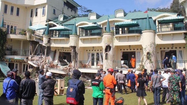 Natasya, bocah berusia 8 tahun berhasil selamat dari longsor setelah berjam-jam tertimbun reruntuhan Hotel Club Bali, Cianjur, dalam pelukan sang ayah.