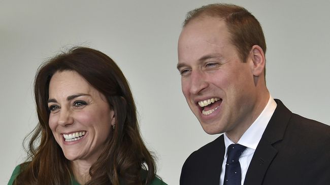Pangeran William dan Kate Middleton bersenang-senang berdua, tanpa ketiga anak mereka, di sebuah bar dalam liburan di pulau di daerah Karibia.