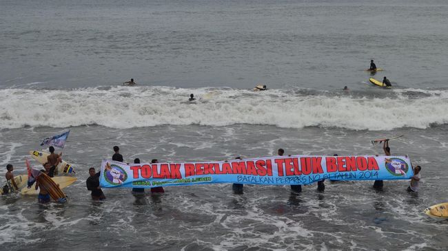 Luhut Klaim Reklamasi Teluk Benoa Tidak Batal Menko Kemaritiman Luhut Panjaitan menegaskan reklamasi Teluk Benoa tak serta merta batal dengan berubahnya status wilayah sebagai Kawasan Konservasi Maritim.