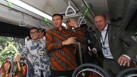 United Tractors Cari Peruntungan Lego Transportasi Umum