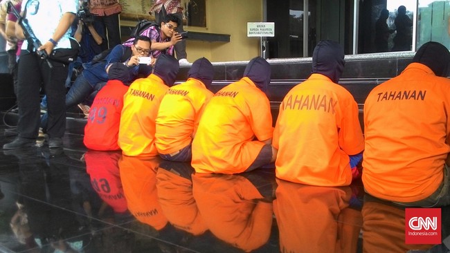 Salah satu tersangka, MRN, sehari-hari bekerja sebagai pemulung. Dia mengaku beraksi mencuri kabel karena pernah melihat pembongkaran trotoar.