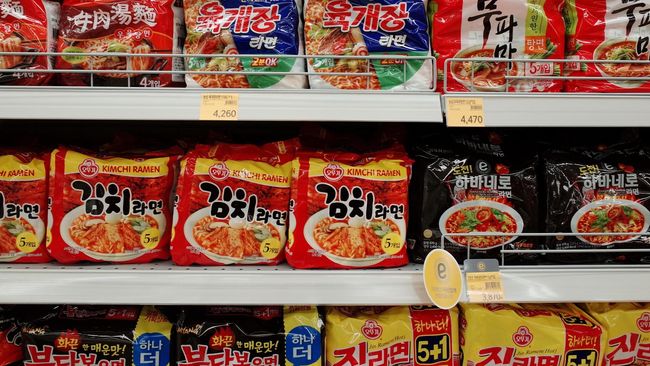 Fenomena mi Samyang, mi Korea bernama asli Buldalk Bokkeummyeon super pedas mencetak angka penjualan fantastis. Mi ini terjual 9.210 bungkus dalam satu hari.