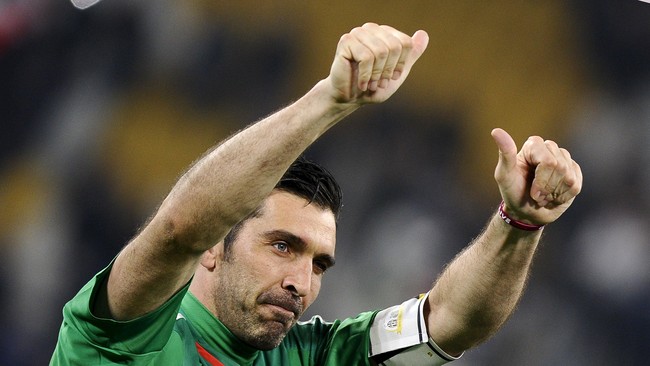 Setelah melewati rekor tak kebobolan milik Dino Zoff, kiper tim Nyonya Tua ini bersiap meretas pencapaian Sebastiano Rossi di Serie A.