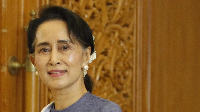 Setelah menjabat sejumlah posisi dalam pemerintahan, Aung San Suu Kyi diberi peran baru sebagai penasihat negara, yang dapat memengaruhi parlemen dan kabinet.