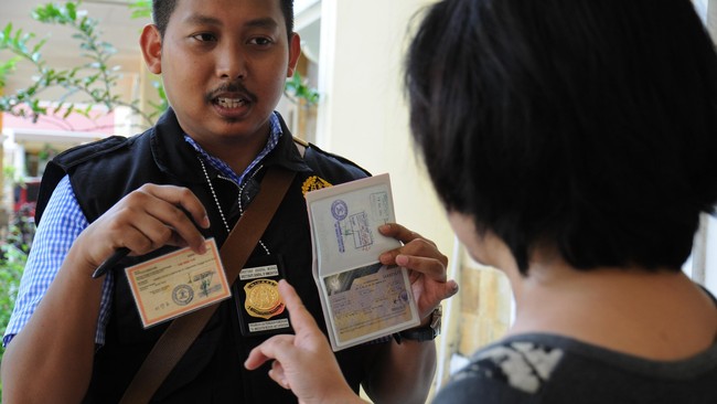 Operasi gabungan tim pengawasan orang asing membawa enam warga negara India dari Apartemen Green Pramuka City, Jakarta Pusat.  