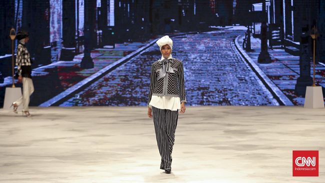 Brand busana muslim Shafira mempersembahkan koleksi bertema Metropolis di IFW 2016, perkawinan wastra Nusantara dengan gaya Barat era '20-an.