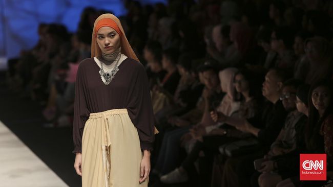 Praktik kerjasama antara perusahaan garmen dengan perancang berbakat sudah lama diimplementasikan di Paris dan London yang merupakan kiblat fesyen dunia.