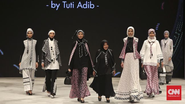 Di balik keoptimisan banyak orang bahwa Indonesia mampu jadi kiblat busana muslim, terselip juga PR besar yang harus diselesaikan oleh semua pihak.