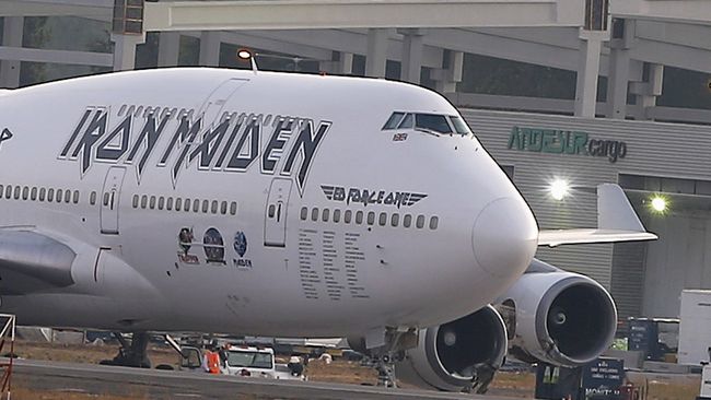Pada awal bulan ini, kecelakaan pesawat Iron Maiden yang dinamakan Ed Force One itu mengakibatkan dua pekerja bandara terluka.