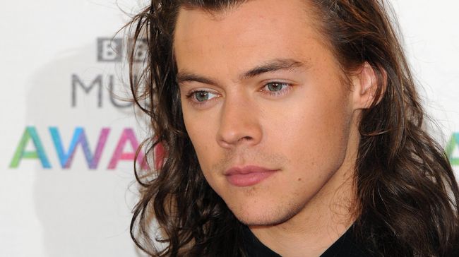 Agaknya Directioner harus terbiasa melihat penampilan berbeda Harry Styles dengan seragam prajurit, rambut cepak, dan wajah berlumur lumpur.