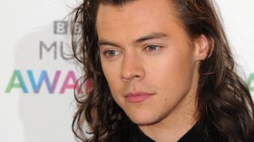 Harry Styles Rela Berlumur Lumpur Demi 'Dunkirk'