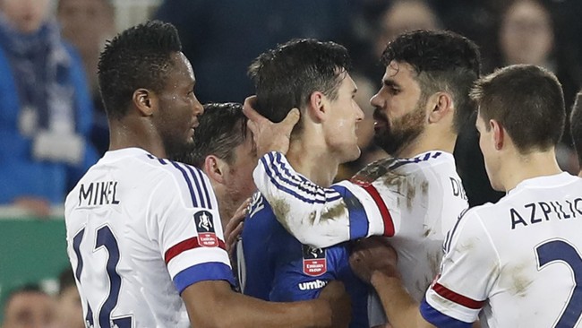 Manajer Everton Roberto Martinez mengaku tak tertarik dengan pembahasan mengenai dugaan gigitan Diego Costa ke Gareth Barry.