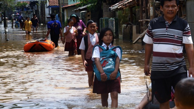 Banjir akibat luapan Sungai Citarum di Kabupaten Bandung, Jawa Barat, masih belum surut juga hingga Minggu (13/3) malam ini.