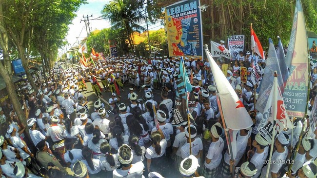 Penolakan atas reklamasi Teluk Benoa di selatan Bali kembali bergema. Seribu warga Legian memenuhi jalanan, menyebut reklamasi sebagai "ide tamak."
