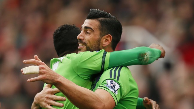 Sepasang gol dari Graziano Pelle membawa Southampton menaklukkan tuan rumah Stoke City dengan skor 2-1.