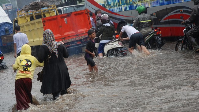 11 Jalan di Kota Bandung Tergenang Imbas Hujan Deras Hujan deras di Bandung menyebabkan 11 titik banjir dengan ketinggian 5-50 cm. BMKG imbau masyarakat waspada terhadap cuaca ekstrem dan potensi bencana.