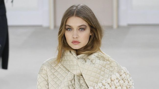 Dalam artikel di majalah fesyen, Zayn dan Gigi berpose bersama di atas motor besar, di balkon berpemandangan indah serta di atas tempat tidur.