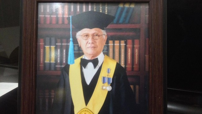 Pakar bahasa Indonesia, J. S. Badudu, akan dimakamkan di Taman Makam Pahlawan Cikutra Bandung, hari ini.