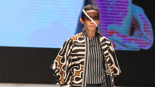 Di gelaran Indonesia Fashion Week, bukan hanya busana muslim yang jadi titik berat melainkan juga upaya melestarikan kain-kain tradisonal.