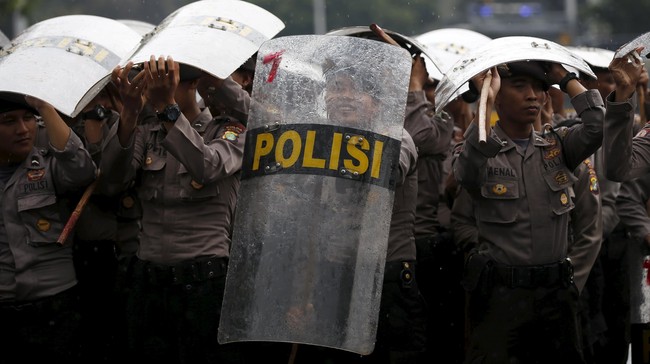 Polisi kerahkan 993 personel yang terdiri dari Polwan, Jibom dan Satpol PP untuk kawal massa FPI dan PA 212 yang menolak saham bir di DPRD DKI.