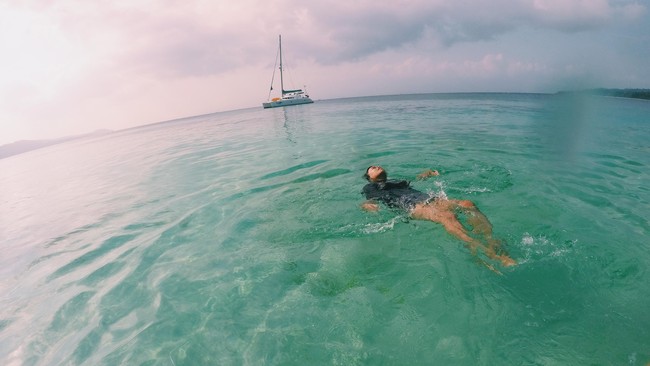 Pantai yang masih 'perawan' di Ambon ini menyuguhkan keindahan hamparan laut biru yang jernih dan pasir putihnya yang bersih.
