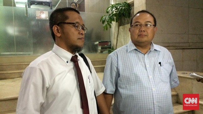 Hayadi Budi Kuncoro menyerahkan surat Direksi PT Pelindo II. Surat itu meminta adik Bambang Widjojanto itu menjadi manajer senior pada pengadaan mesin derek.