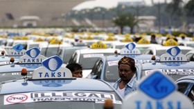 Gelar Unjuk Rasa, Taksi dan Angkot Konvoi Menuju Titik Kumpul