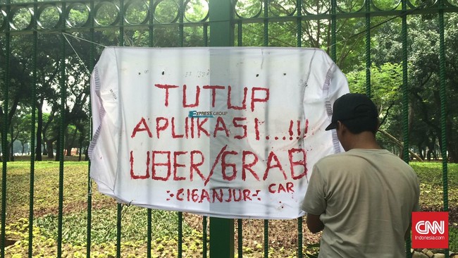 Menteri Perhubungan sudah memberikan rekomendasi pemblokiran aplikasi pemesanan taksi Grabcar dan Uber Taxi ke Menkominfo.