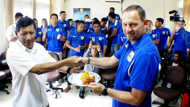 Pelatih Persib Bandung, Dejan Antonic mengakui, materi pemain Maung Bandung sat ini memang tak sebaik skuat yang menjuarai ISL 2014 lalu.