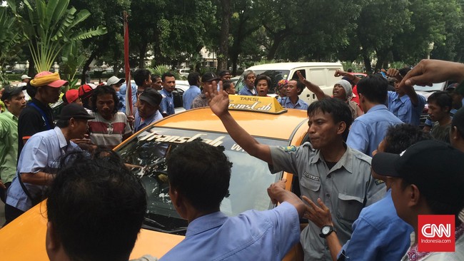 Massa pengemudi angkutan umum yang berunjuk rasa telah bergerak dari Balai Kota DKI Jakarta ke Istana Negara.