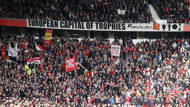 Sebelumnya, suporter Setan Merah itu sempat menyanyikan tragedi bentrok Hillsborough di laga 16 Besar Liga Europa.
