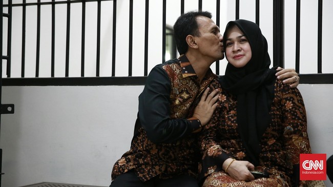 Gatot Pujo Nugroho, narapidana kasus suap hakim PTUN yang masih berstatus sebagai Gubernur Sumatra Utara, dipindahkan dari LP Cipinang ke LP Sukamiskin.
