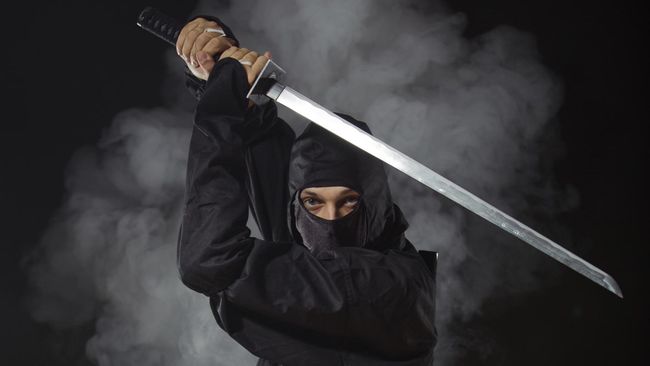 Ninja with sword at night in smoke. (slavazyryanov/thinkstockphotos)