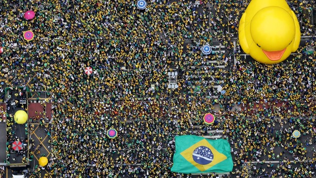 Ratusan ribu warga Brasil membanjiri sejumlah ruas jalan berdemonstrasi untuk mendesak Presiden Dilma Rousseff mundur dari jabatannya.