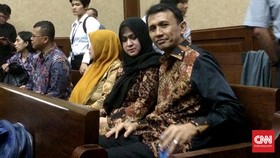 Ekspresi Duka, Gato-Evy Kenakan Batik Gelap di Sidang Vonis