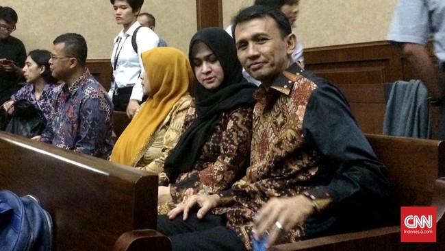 Gato Pujo Nugroho dan isterinya, Evy Susanti akan menghadapi vonis perkara suap hari ini di Pengadilan Tipikor, Jakarta.