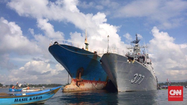 Kapal Viking yang bertahun-tahun diburu 13 negara, berhasil ditangkap TNI Angkatan Laut. Kapal pencuri ikan berbobot 2 ribu GT ini akan dikaramkan Indonesia.