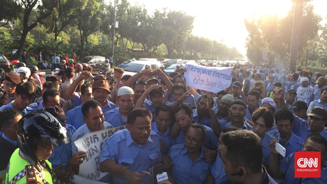 Menurut Ahok setiap mobil rental seharusnya membayar pajak.