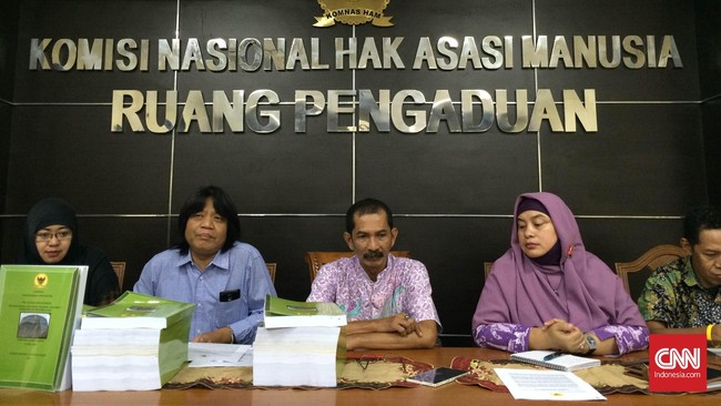Komnas HAM mencatat 16 warga Desa Jambo Keupok, Aceh Selatan, ditembak mati aparatur bersenjata. 23 warga lainnya disiksa. Rumah dan pertokoan pun dibakar.