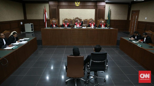 Jaksa penuntut umum mendakwa enam orang mantan anggota DPRD Sumatera Utara menerima uang 'ketok palu' dari mantan Gubernur Sumatera Utara Gatot Pujo Nugroho.