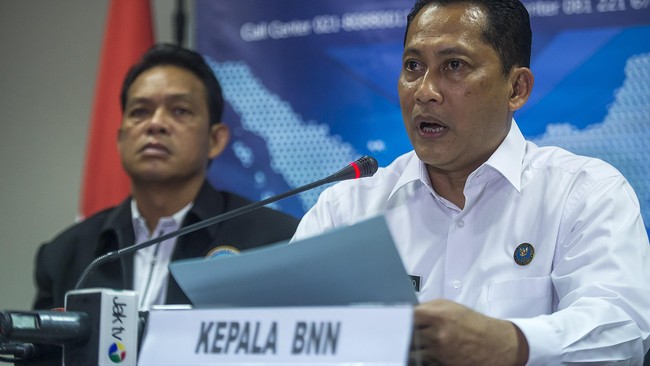 Terungkapnya kasus ini berkat kerja sama dengan petugas Bea dan Cukai Halim Perdanakusuma yang mencurigai adanya paket dari luar negeri.